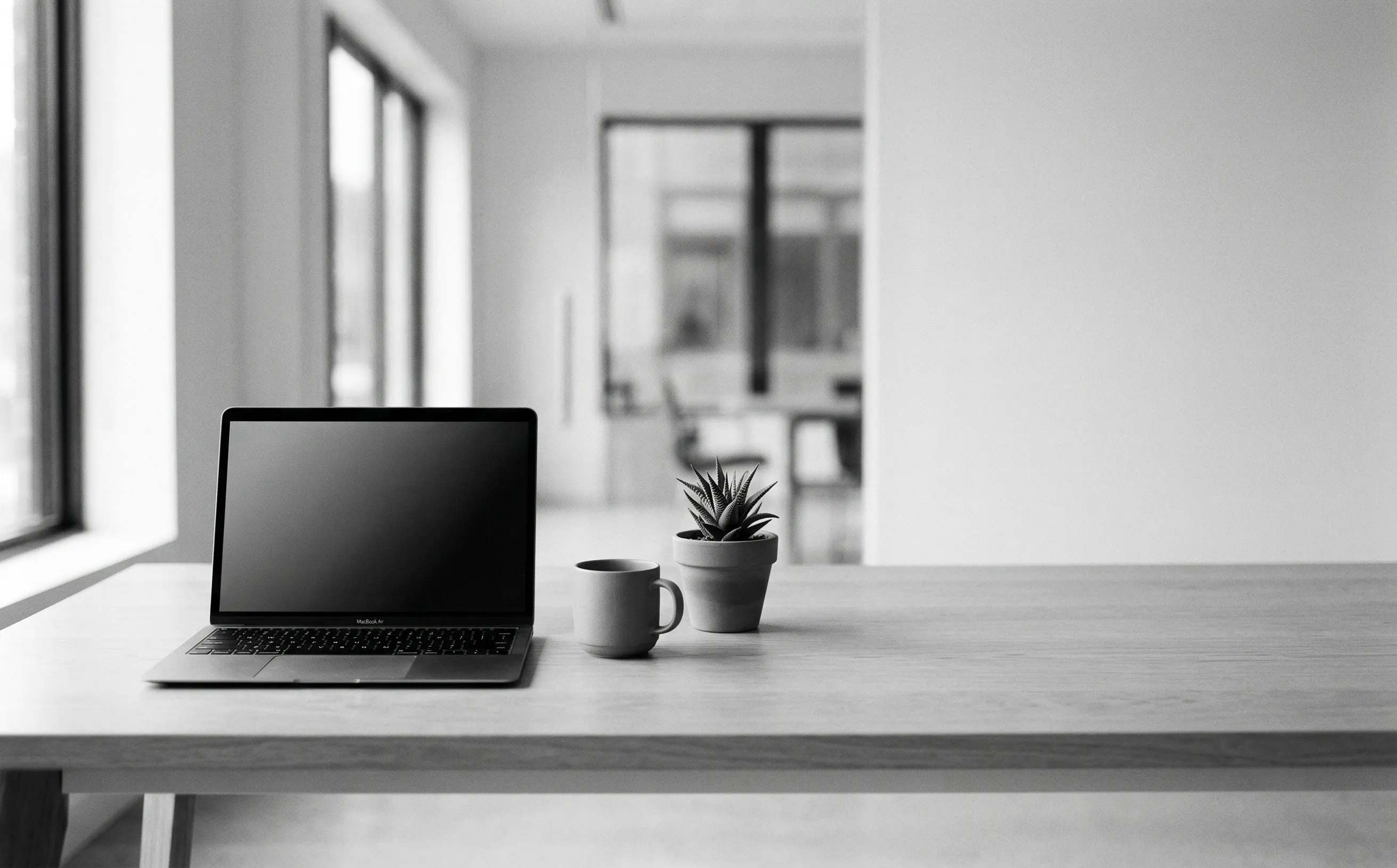 Espacio de trabajo moderno, limpio y profesional de Felices sin Deudas
