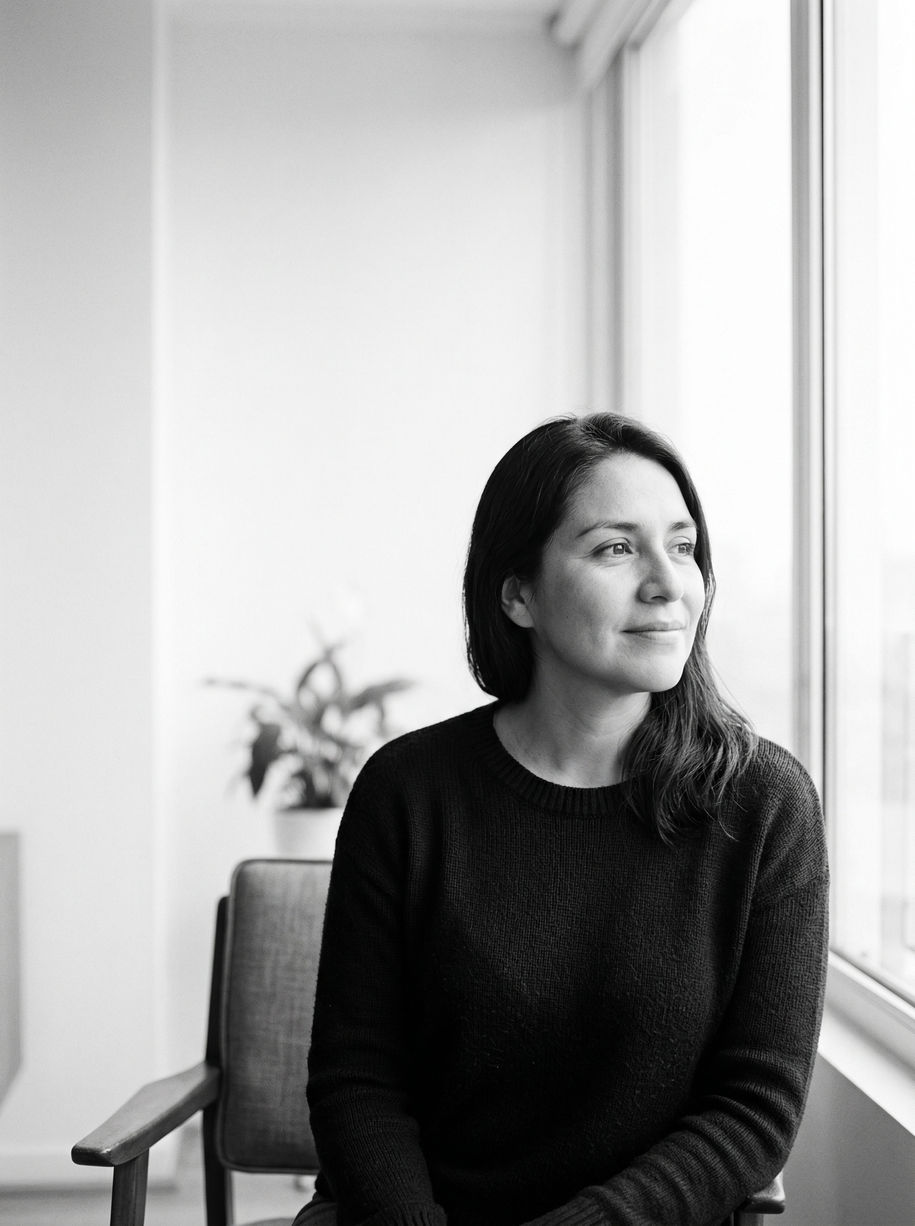 Mujer chilena con expresión serena y esperanzada, recuperando su tranquilidad financiera