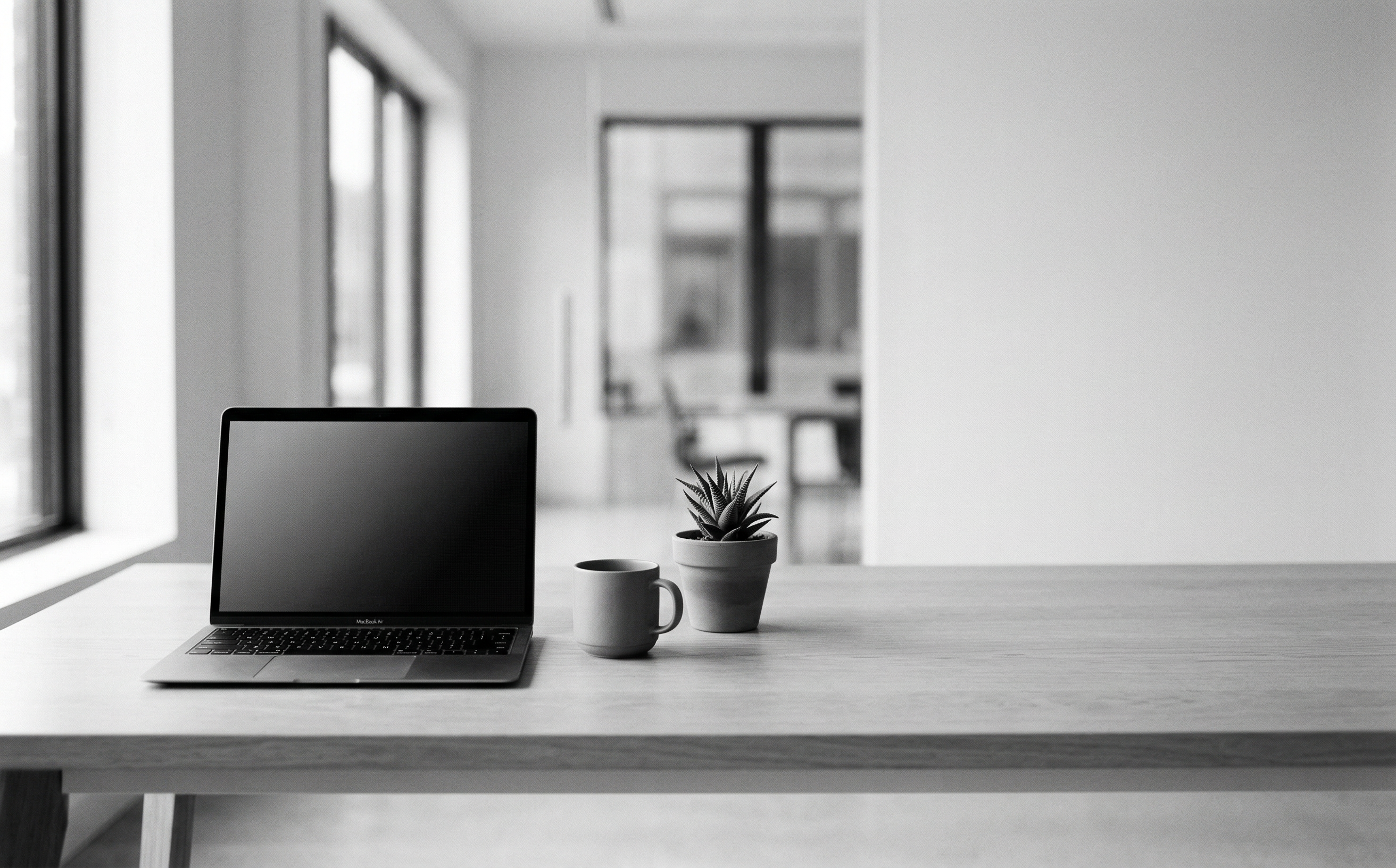 Espacio de trabajo moderno y luminoso, ambiente profesional y acogedor